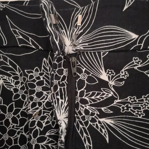 Encore Ladies Size 18 Black & White Flower Patterned Straight Fit Skirt - Picture 7 of 9